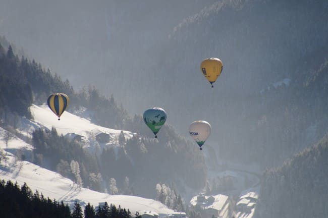 Tolle Landschaftsbilder mit den Ballonen anderer Teams in Filzmoos