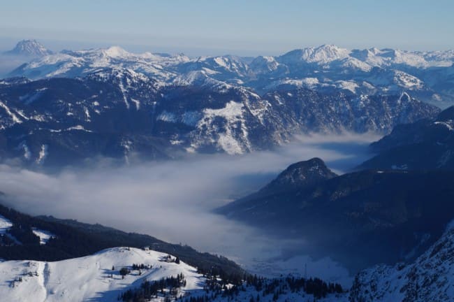Filzmoos mit den umliegenden Bergen und Tälern im Nebel