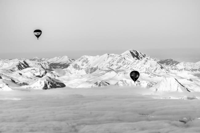 Schwarz-weiß-Aufnahme vom Gebirge mit 2 Ballonen im Vodergrund