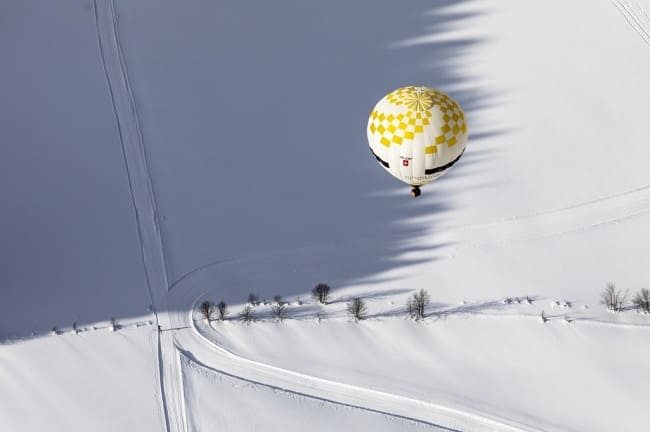 Ballon über der Langlaufloipe