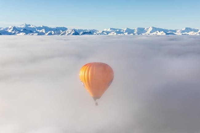 Ballon kommt aus der Wolkendecke