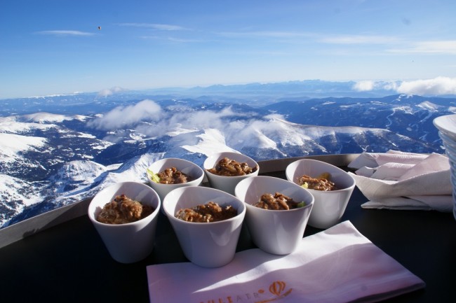 Essen in luftigen Höhen über den Bergen