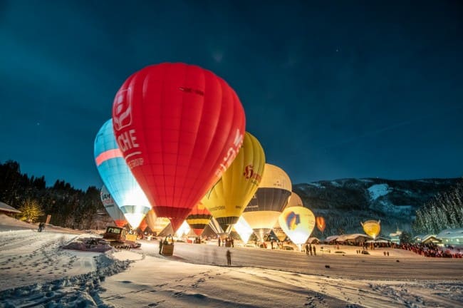 Die bunten Ballons vor dem winterlichen Nachthimmel