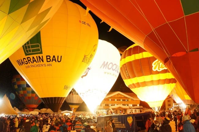 Die Heißluftballone ziehen tausende Besucher an.