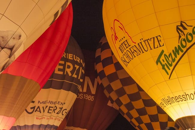 Heißluftballone stehen dicht aneinander auf dem Startplatz der Hammerwiese in Filzmoos